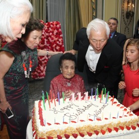 Mrs. Koo celebrates her 111th birthday with her daughters Gene Young and Shirley Young, her son-in-law Oscar L. Tang and his wife Agnes Hsu-Tang at The Pierre in New York on October 2, 2016. Photo by Lia Chang